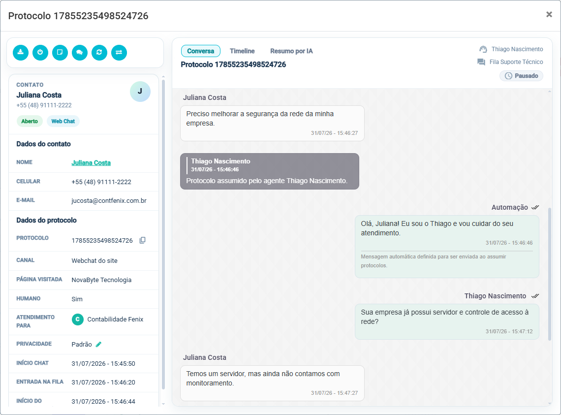Detalhe de um protocolo de atendimento na PluriSpot: dados do contato, conversa e histórico no mesmo painel.